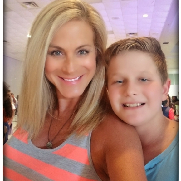 Meet your Posher, Debbie - Picture 2 of 4